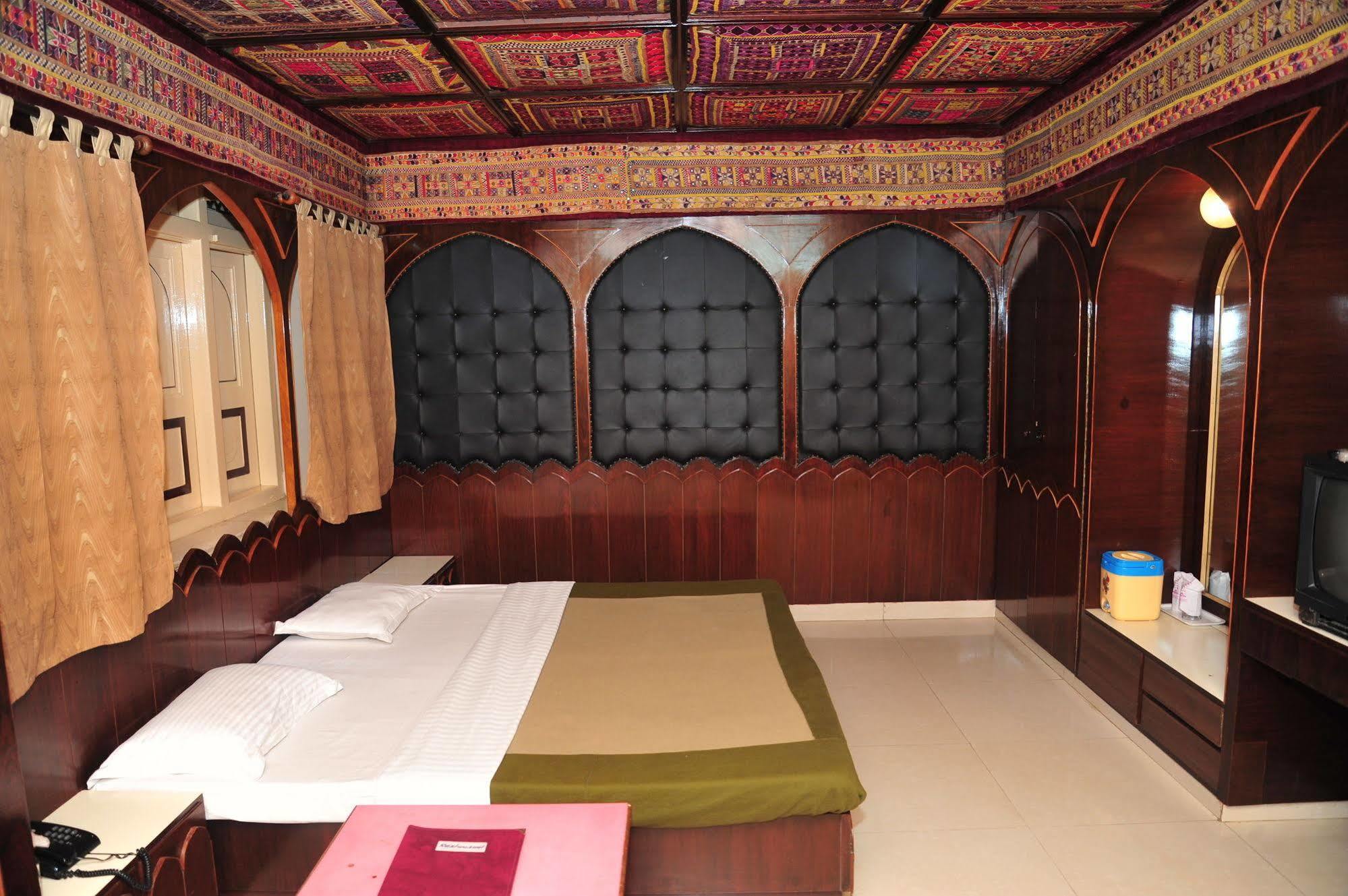 Hotel Siddhartha Palace Ahmedabad Exterior photo