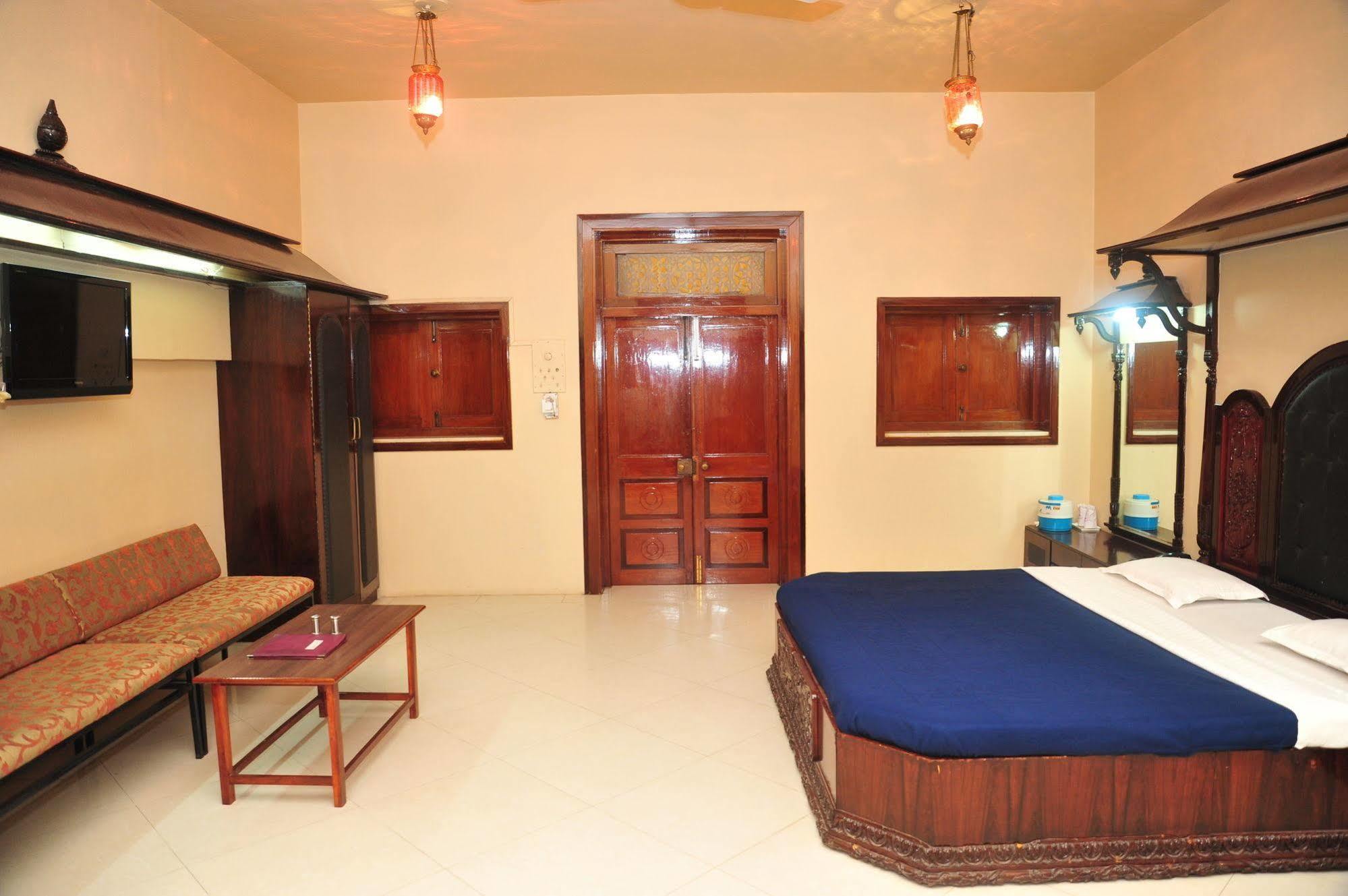 Hotel Siddhartha Palace Ahmedabad Exterior photo